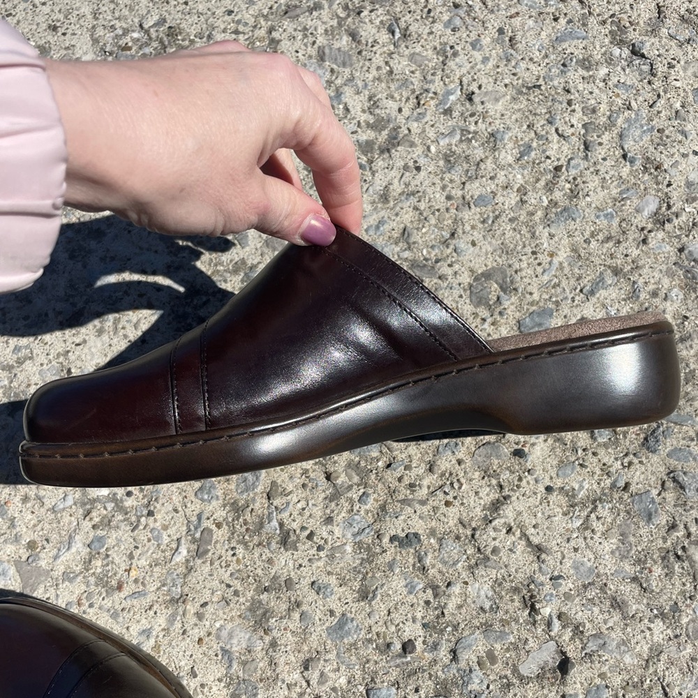 Array Chorus Mules Size 9.5 In A Reddish Brown Co… - image 5